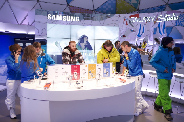 Samsung Galaxy Note 3 and Galaxy Gear Give Winter Sports Fans Seamless, Hands-Free Mobile Communications on the Slopes of Top European Ski Destinations