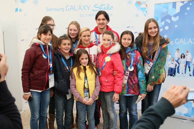 Olympic champions Tatiana Volosozhar and Maxim Trankov spread the Olympic spirit to kids from Sochi in Samsung GALAXY Studio Olympic Park