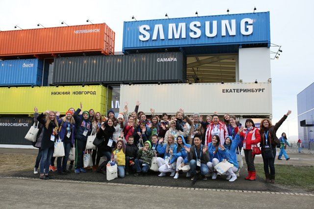 Olympic champions Tatiana Volosozhar and Maxim Trankov spread the Olympic spirit to kids from Sochi in Samsung GALAXY Studio Olympic Park