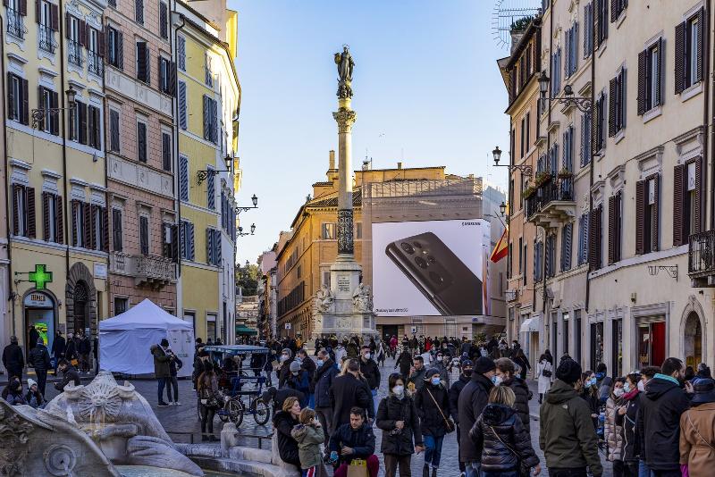 009_galaxys21_unpacked_italy_piazza_di_spagna_outdoorads-1.jpg