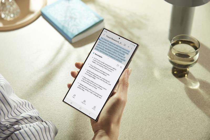 006-handson-galaxy-s24ultra-titaniumgray-note-assist.jpg