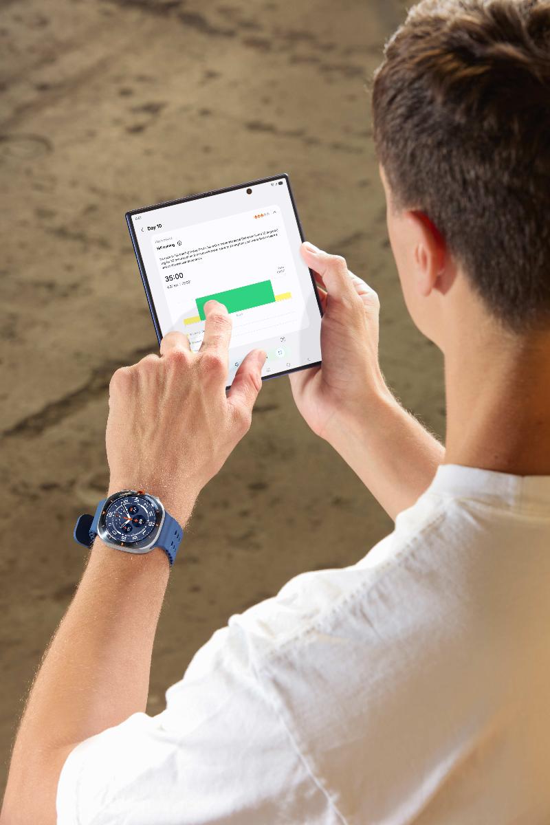 011-product-design-galaxy-watch-ultra-watching-phone.jpg