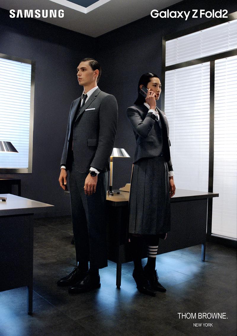 006_galaxyzfold2_thom_browne_edition_lifestyle_image_call_1p-3.jpg