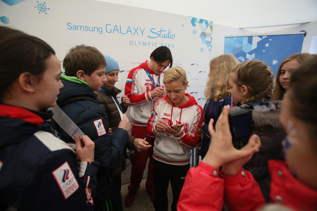 Olympic champions Tatiana Volosozhar and Maxim Trankov spread the Olympic spirit to kids from Sochi in Samsung GALAXY Studio Olympic Park