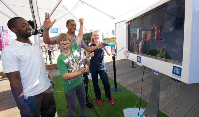 Samsung Donates 2012 Footballs to Kids Company to Celebrate the Completion of '2012 Goals For Kids' Event