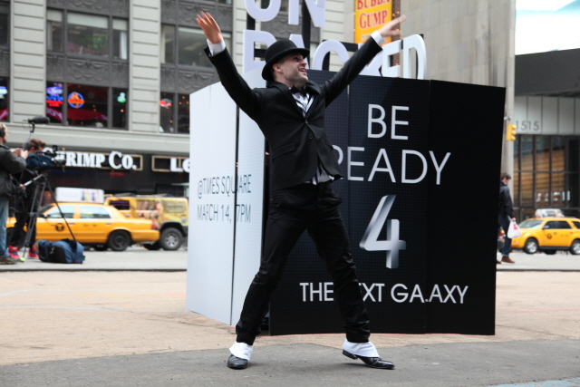 [UNPACKED 2013] READY 4 THE SHOW - Flash mob