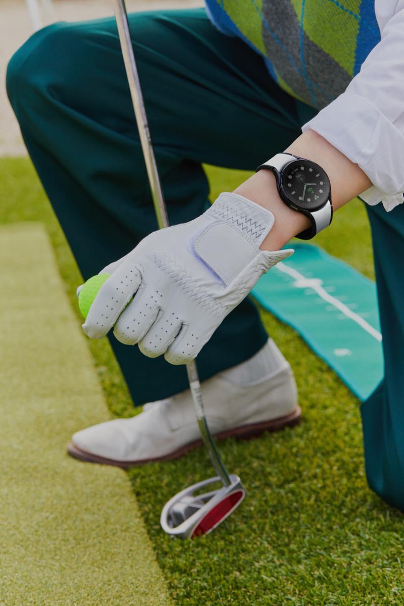 025_lifestyle_galaxy_watch5_golfedition_graphite.jpg