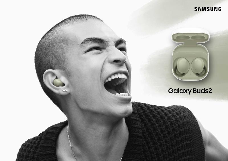 004_galaxybuds2_olive_lifestyle_kv_2p.jpg