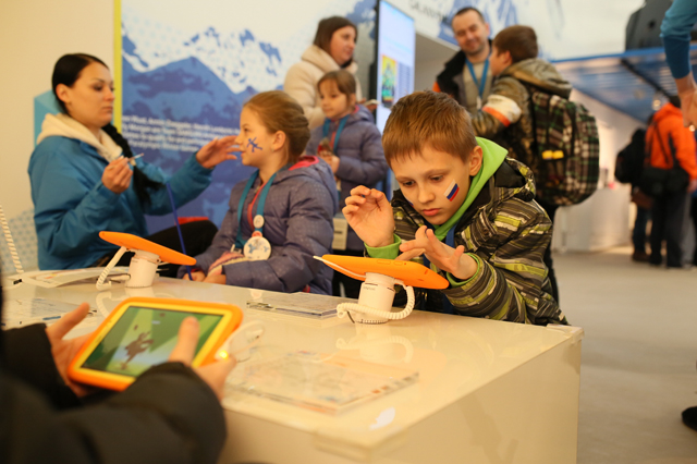 Olympic champions Tatiana Volosozhar and Maxim Trankov spread the Olympic spirit to kids from Sochi in Samsung GALAXY Studio Olympic Park