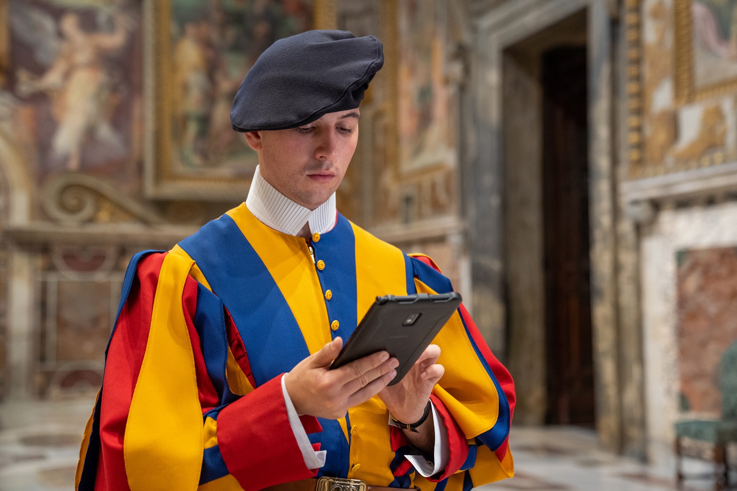 Swiss Guard usando el producto Galaxy con Samsung Knox Suite