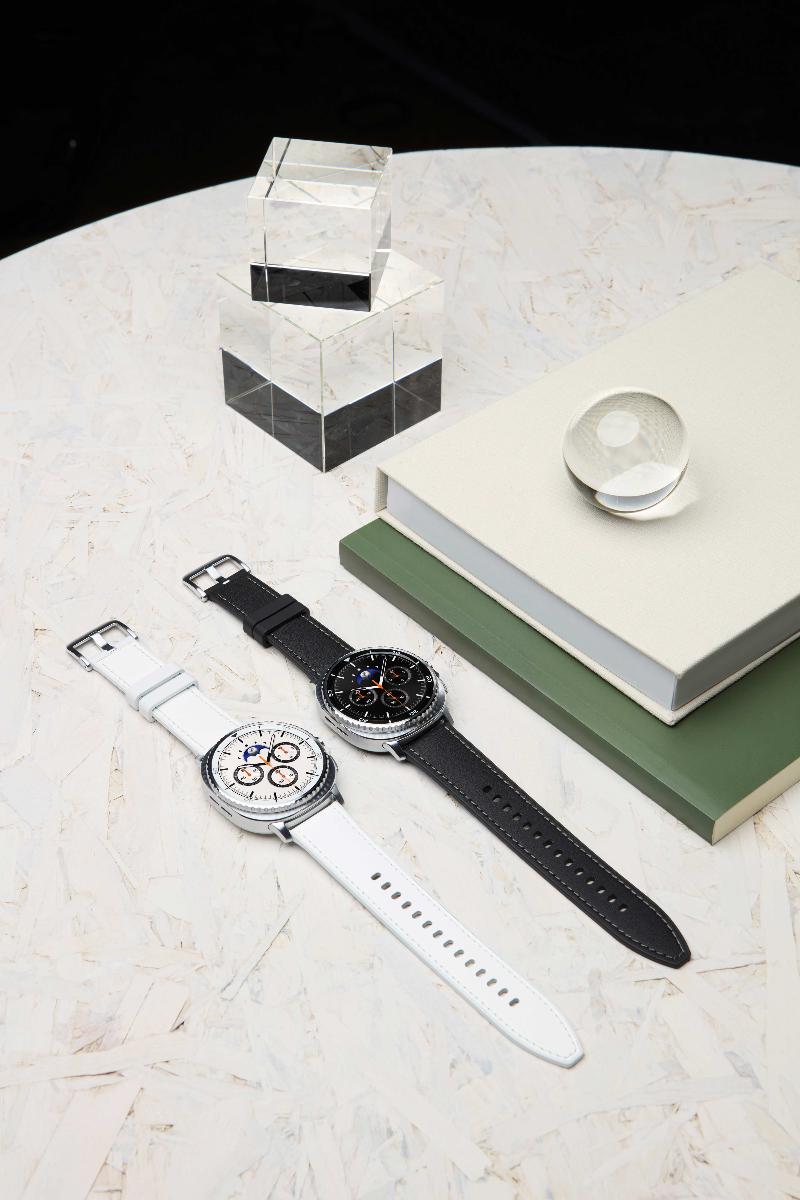 007-product-design-galaxy-watch8-classic-black-white-1p.jpg