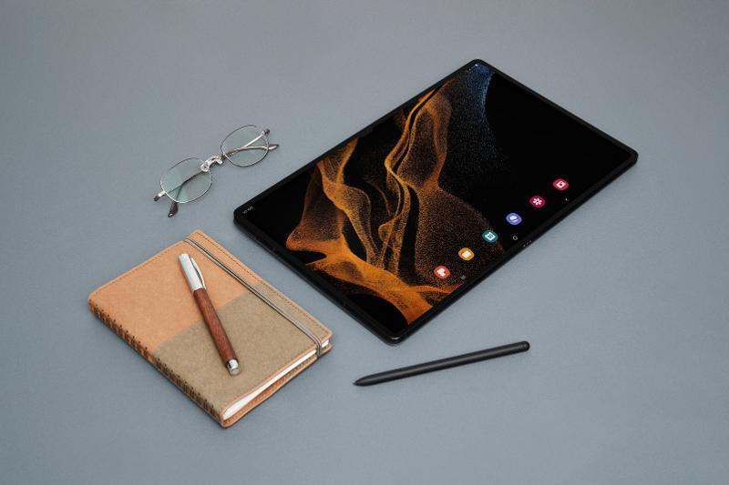 008_design_galaxytabs8ultra_with_book_cover_graphite.jpg