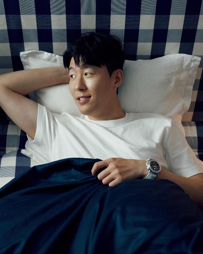 022-lifestyle-galaxy-watch8-classic-white-sonny-2p.jpg