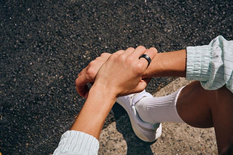 019-lifestyle-galaxy-ring-titaniumblack-running.jpg
