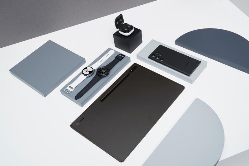 038_eco_galaxys22ultra_phantomblack_galaxytabs8ultra_graphite_wearable.jpg
