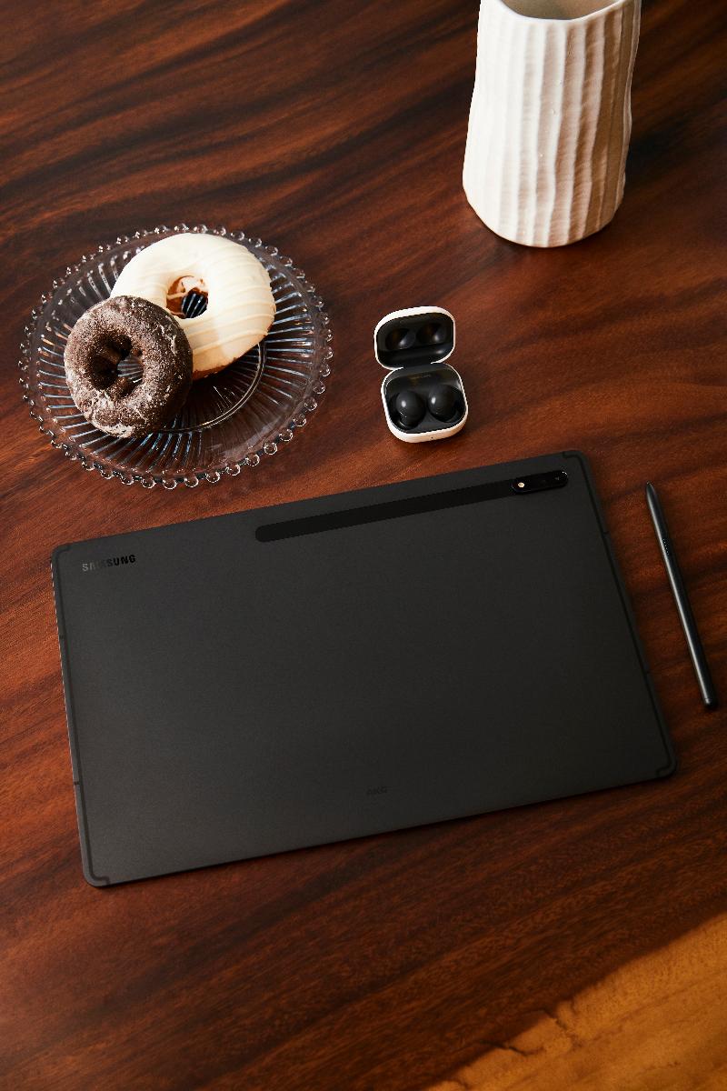 001_lifestyle_galaxytabs8ultra_graphite.jpg