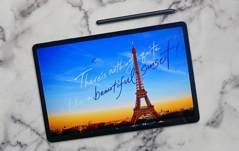 005_GalaxyTabS7plus_calligraphy_20190224_France_Paris_Manvir-Singh_lifestyle-1.jpg