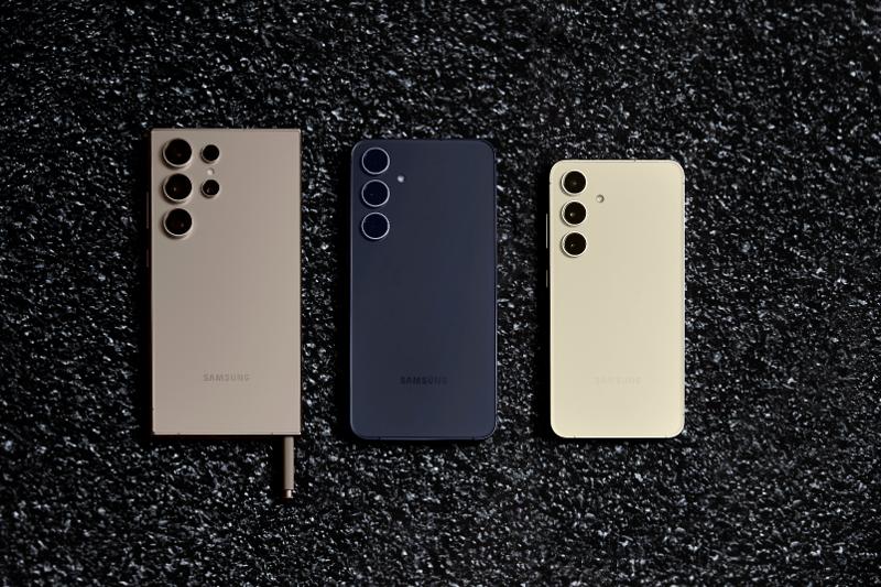 002-family-galaxy-s24-s24ultra-s24plus-titaniumgray-cobaltviolet-amberyellow-spen.jpg