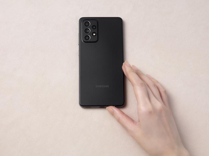 020_galaxya52_handson_black.jpg