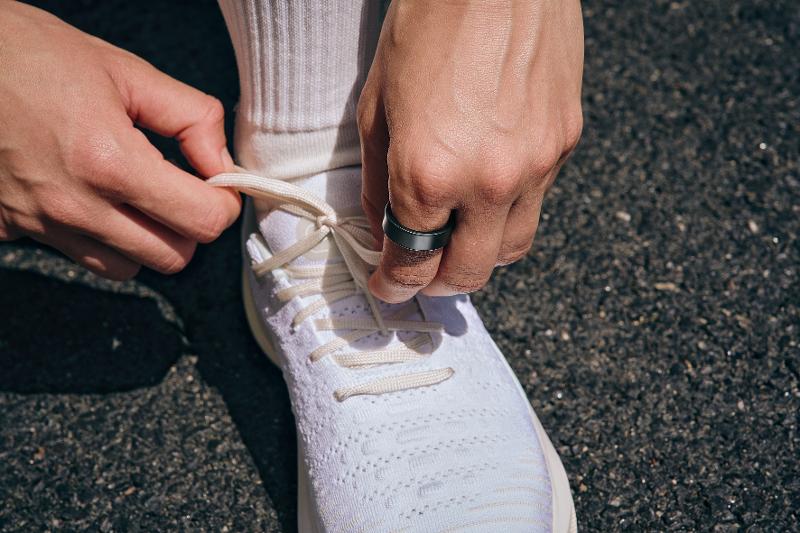 018-lifestyle-galaxy-ring-titaniumblack-running.jpg