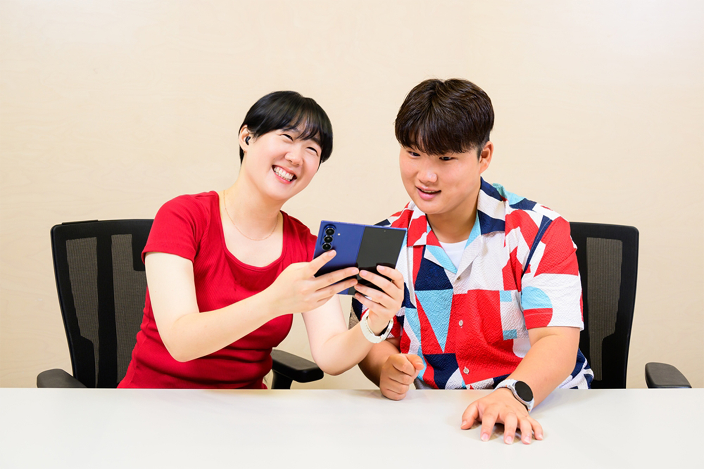 Los seguidores de Samsung se sientan en una mesa. Uno de ellos tiene un Galaxy Z Fold7.