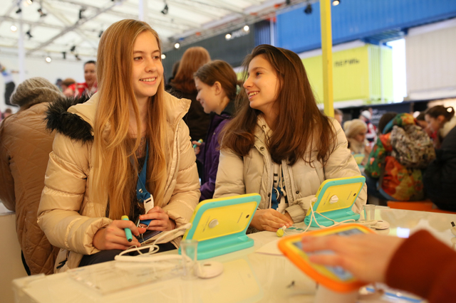 Olympic champions Tatiana Volosozhar and Maxim Trankov spread the Olympic spirit to kids from Sochi in Samsung GALAXY Studio Olympic Park