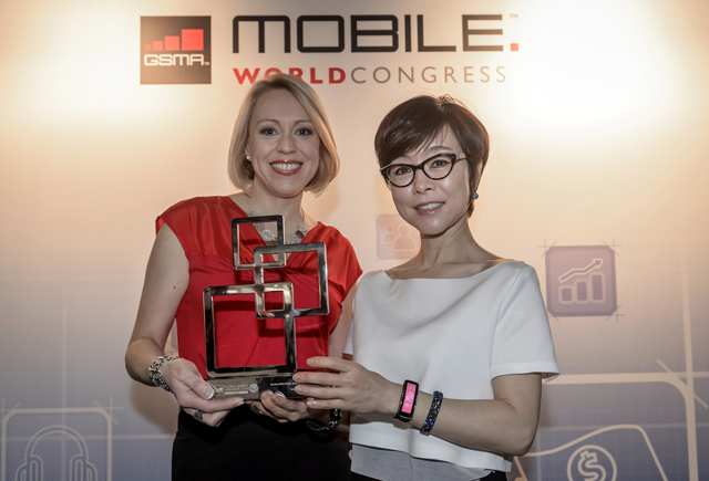 Samsung Gear Fit Steals the Show at Mobile World Congress 2014 by Receiving the best mobile device in show award