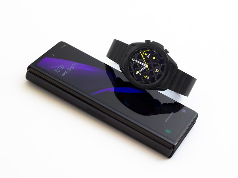 004_galaxywatch3_titanium_zfold2_folded-1.jpg