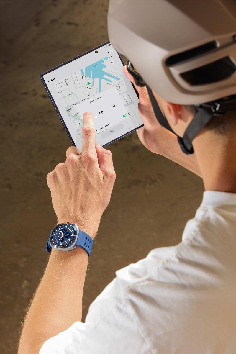 012-product-design-galaxy-watch-ultra-watching-phone.jpg