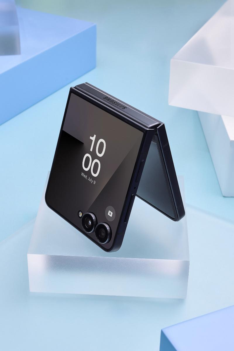 008-product-galaxy-zflip7-jetblack.jpg