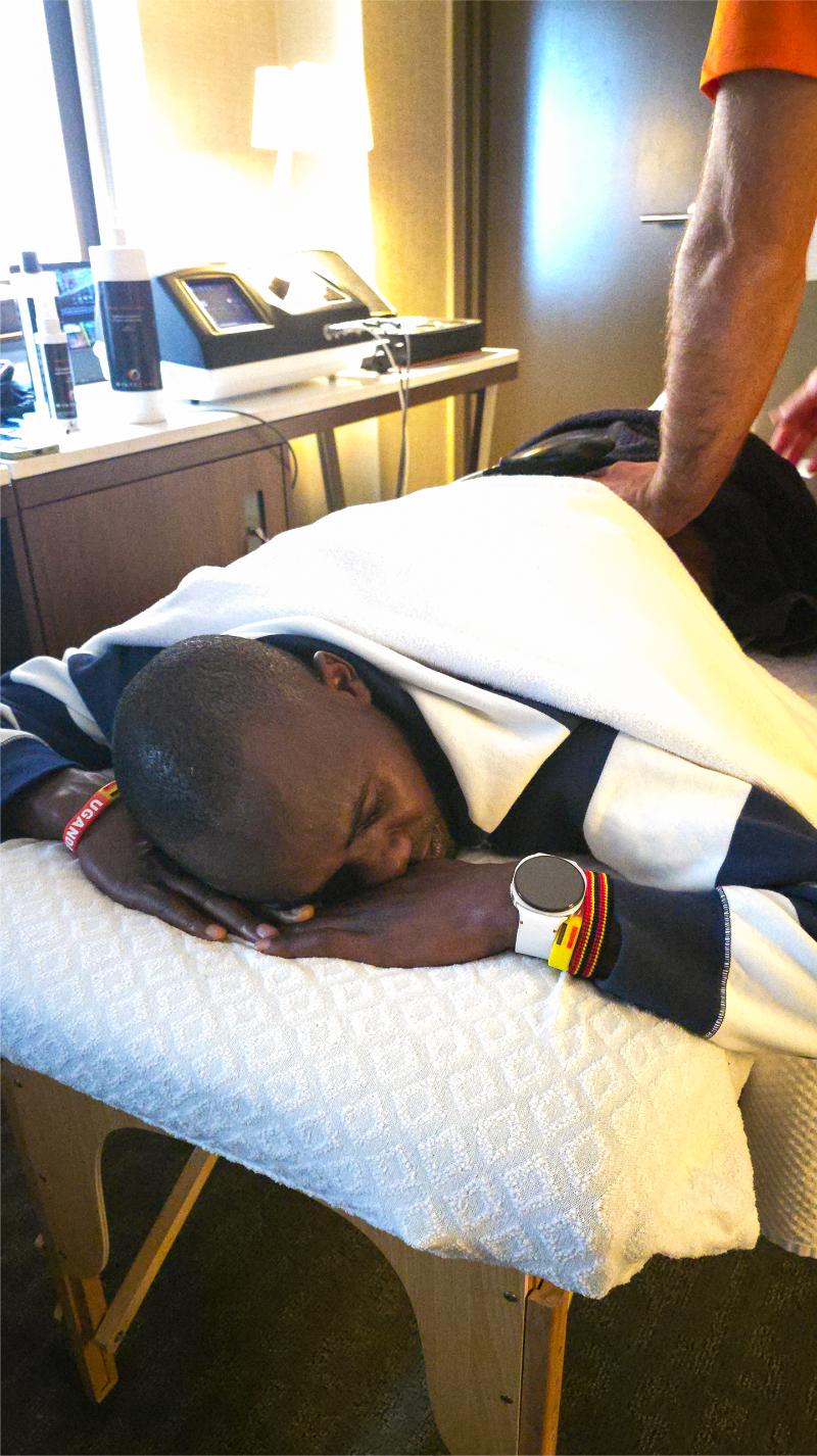 004-Jacob-Kiplimo-Wins-2025-Chicago-Marathon-Wearing-Galaxy-Watch8-Newsbody.jpg