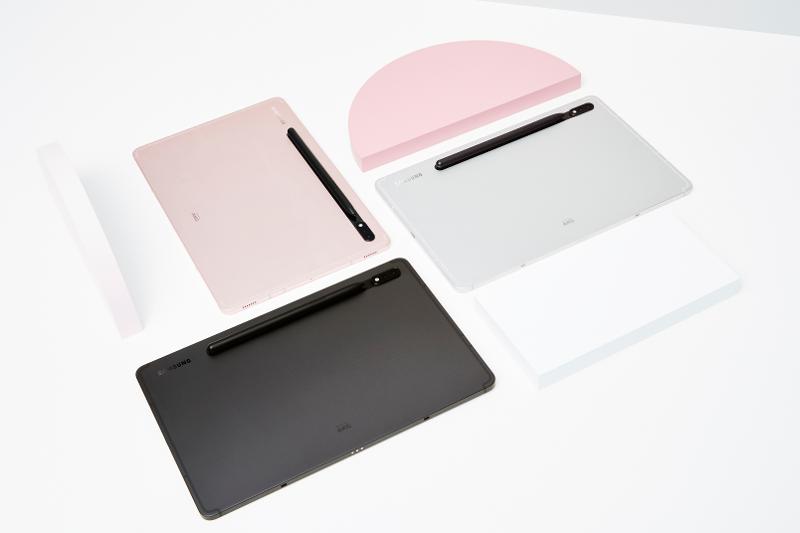 001_family_galaxytabs8ultra_graphite_galaxytabs8plus_silver_galaxytabs8_pinkgold.jpg