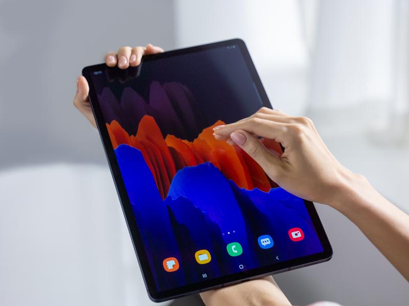 004_galaxyTabs7plus_lifestyle_image-1.jpg