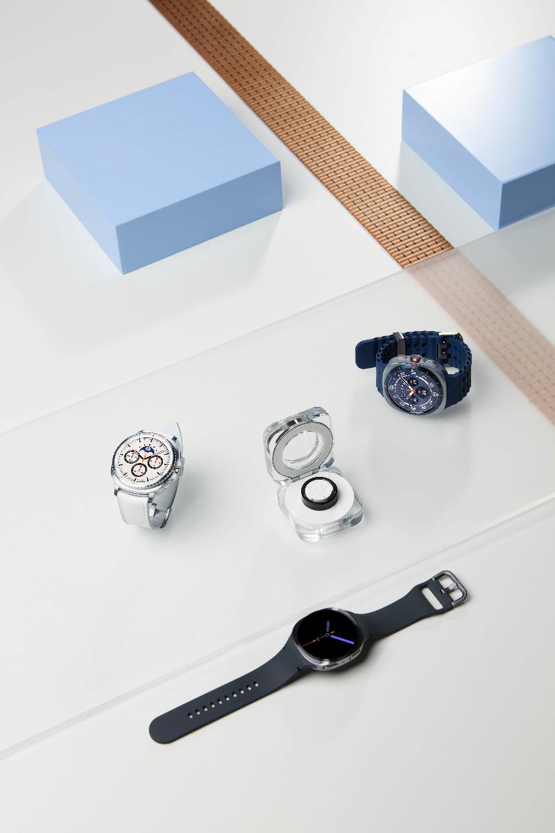 013-product-design-galaxy-watch8-silver-galaxy-watch8-classic-black-galaxy-watch-ultra-titanium-blue-ring-titanium-black-4p.jpg