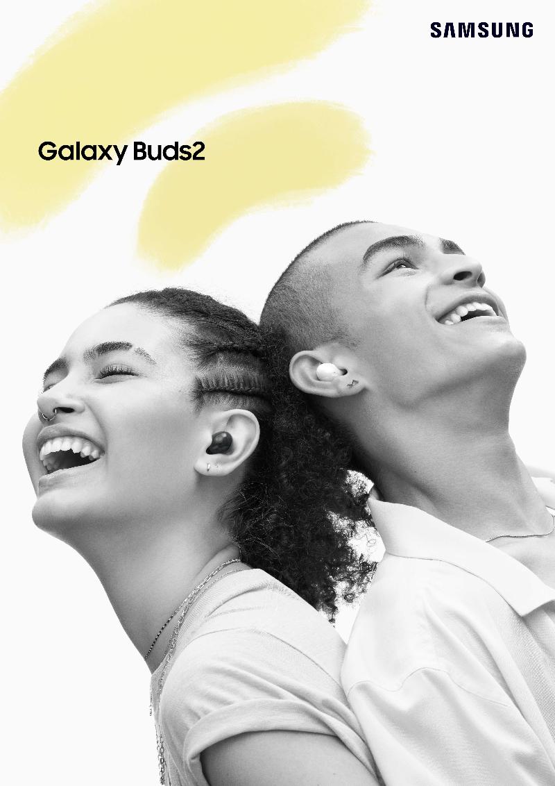 007_galaxybuds2_graphite_white_lifestyle_kv_1p.jpg