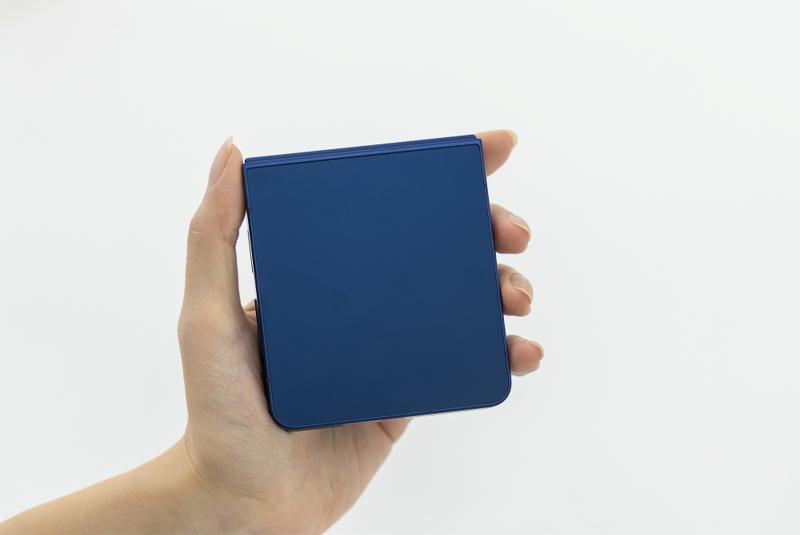 005-Unboxing-Galaxy-Z-Flip7-The-Compact-AI-Smartphone-in-the-Palm-of Your-Hand-Newbody.jpg