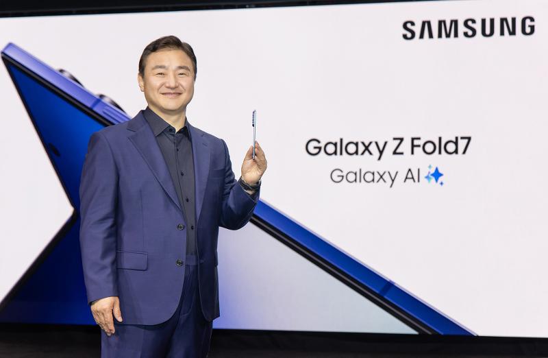 005-TM-Roh-With-Unfolded-Galaxy-Zfold7-at-Unpacked-July-2025.jpg