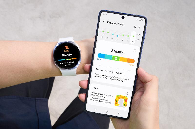 003-lifestyle-galaxy-zflip7-blueshadow-watch8-silver.jpg