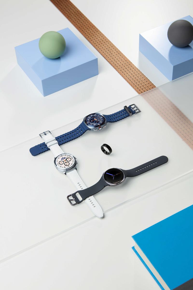 016-product-design-galaxy-watch8-silver-galaxy-watch8-classic-black-galaxy-watch-ultra-titanium-blue-ring-titanium-black-2p.jpg