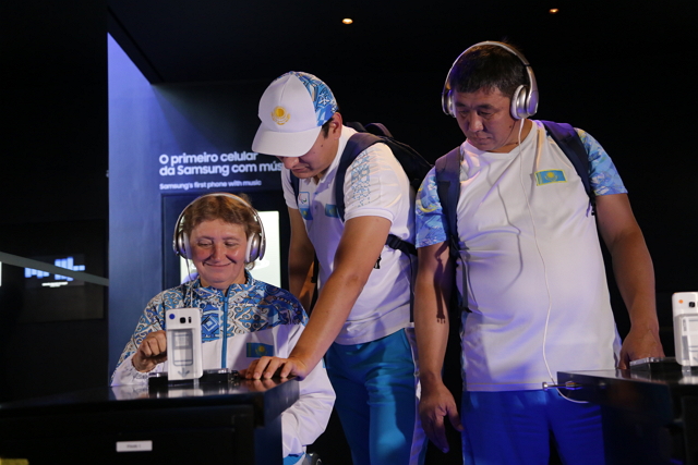 First-Time Paralympic Medalist From Kazakhstan, Zufiya Gabibullina, Visits The Samsung Galaxy Studio in Olympic Park