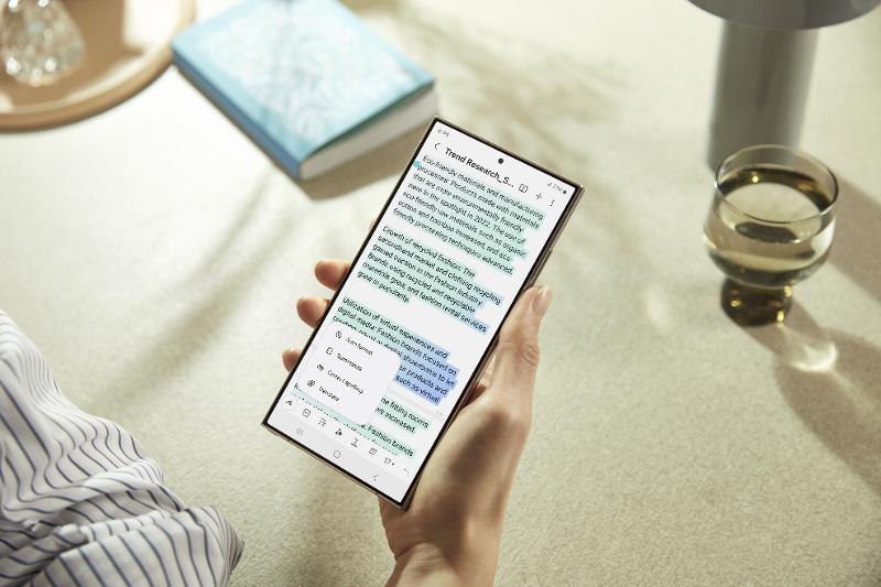 005-handson-galaxy-s24ultra-titaniumgray-note-assist.jpg
