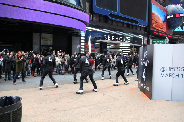 [UNPACKED 2013] READY 4 THE SHOW - Flash mob