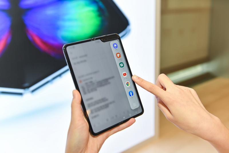 011_samsung_galaxy_fold_event-2.jpg