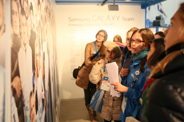 Olympic champions Tatiana Volosozhar and Maxim Trankov spread the Olympic spirit to kids from Sochi in Samsung GALAXY Studio Olympic Park