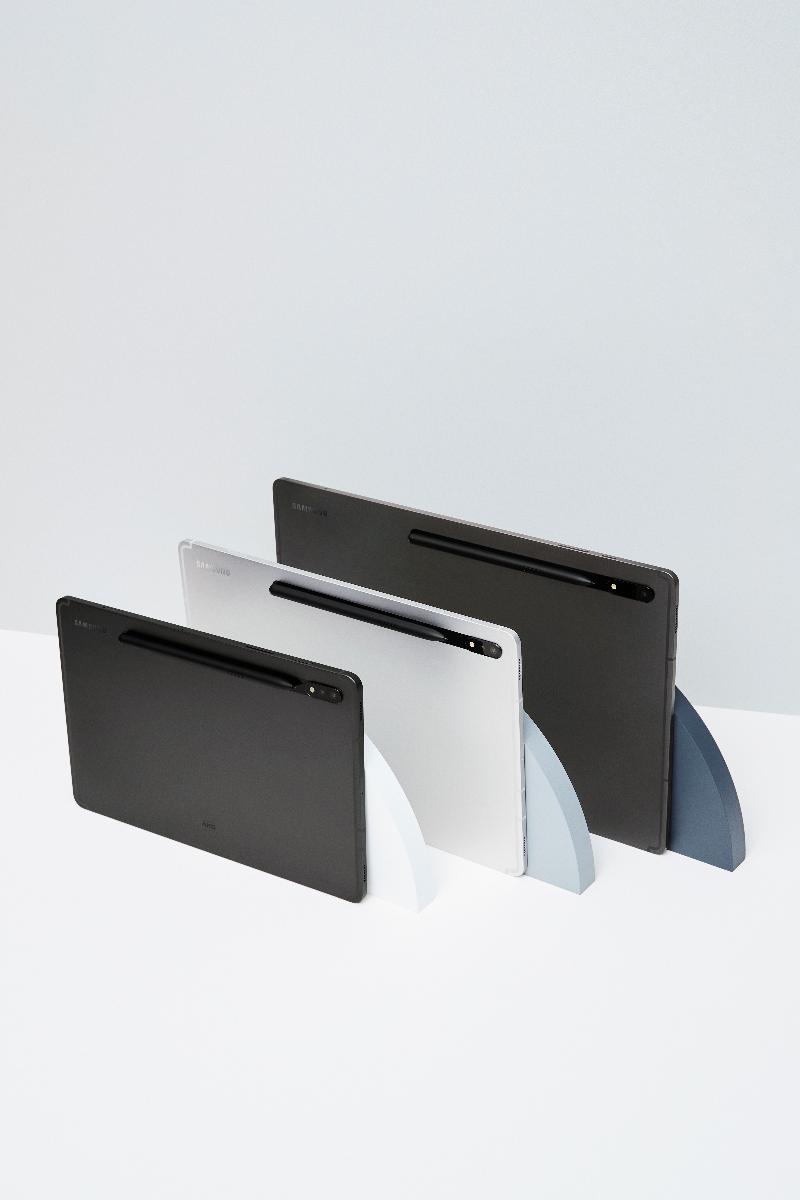 007_family_galaxytabs8ultra_graphite_galaxytabs8plus_silver_galaxytabs8_graphite-1.jpg