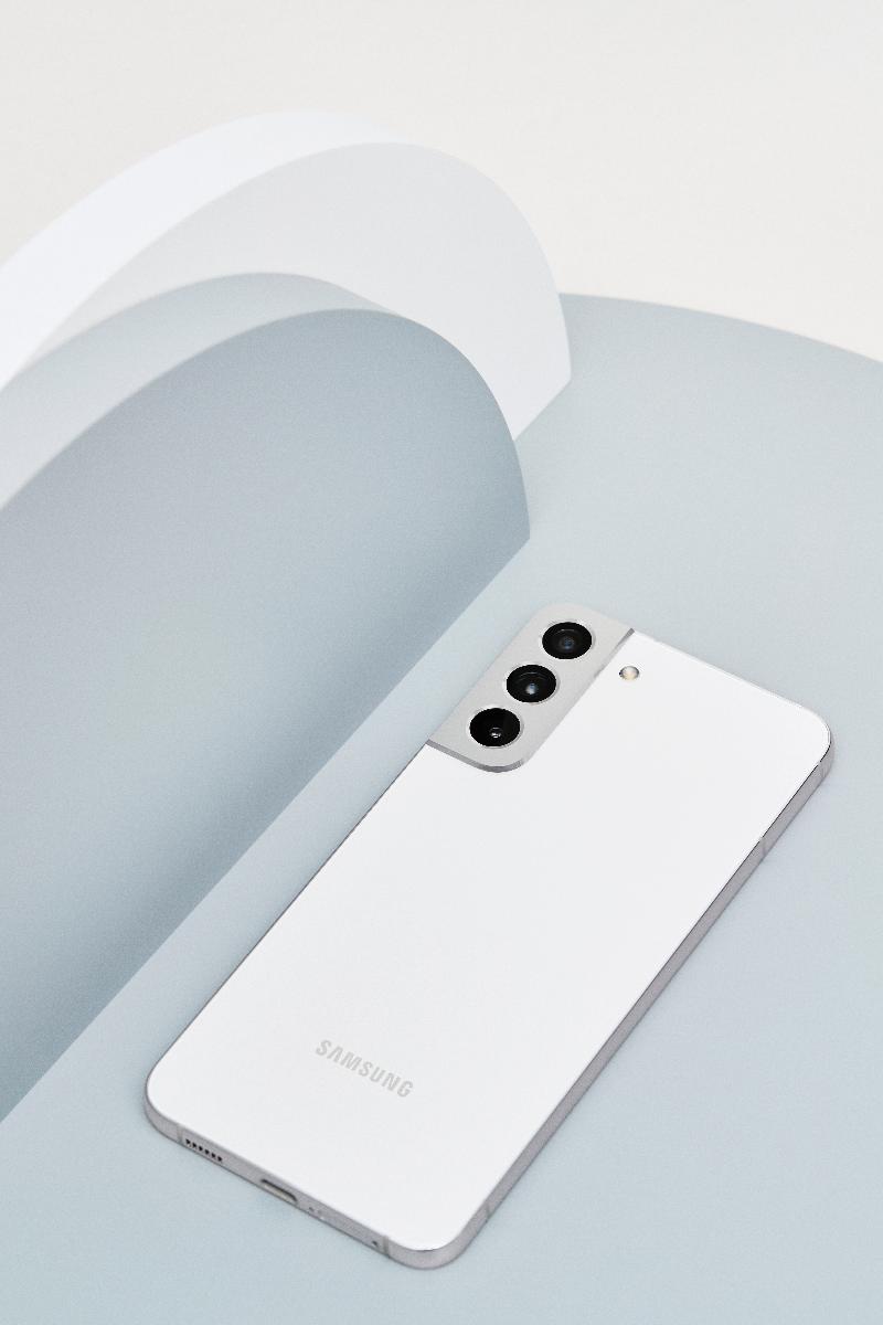 002_design_galaxys22plus_phantomwhite.jpg