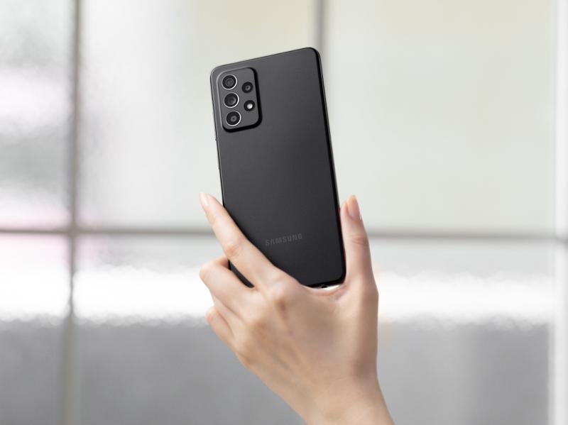 019_galaxya52_handson_black.jpg