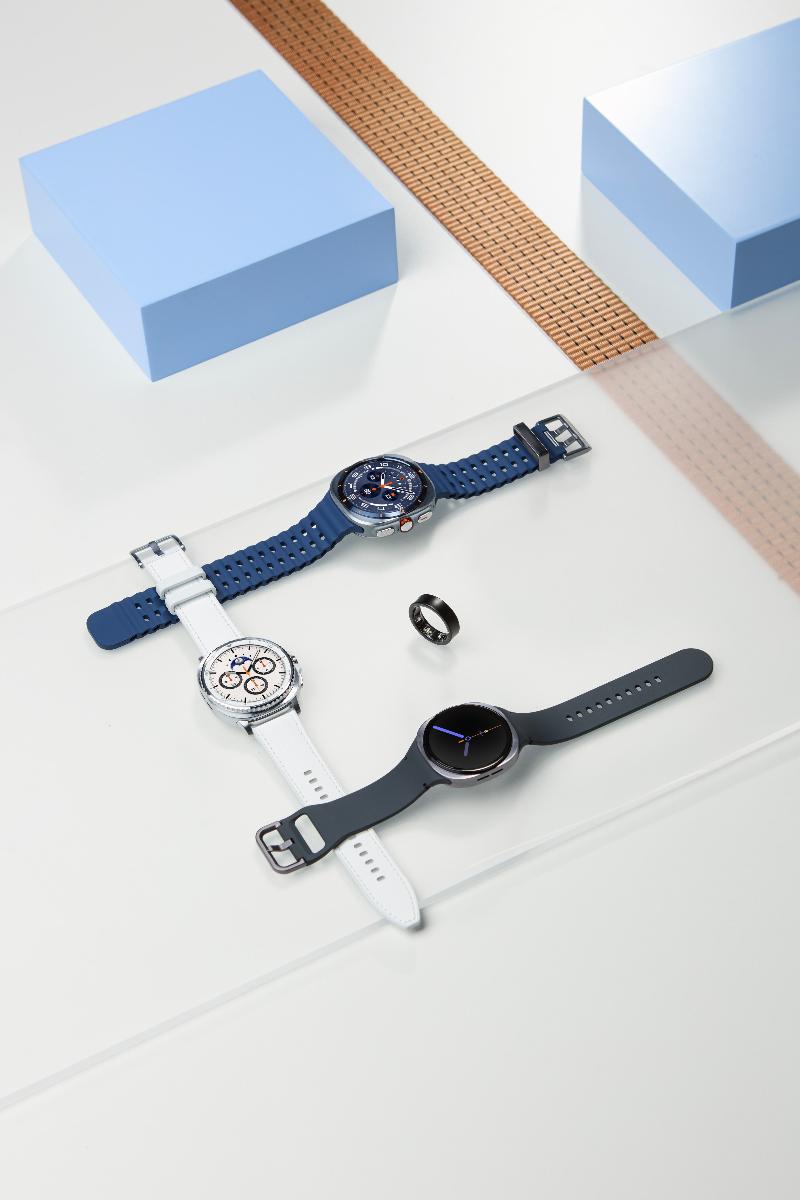 017-product-design-galaxy-watch8-silver-galaxy-watch8-classic-white-galaxy-watch-ultra-titanium-blue-ring-titanium-black-3p.jpg