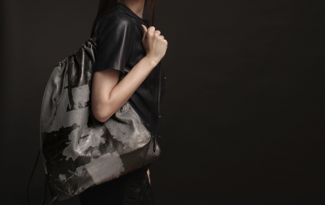 Samsung Mobile and Internationally Recognized Designer Alexander Wang Reveal Industry's First Crowd-Sourced Bag to Benefit Art Start Charity