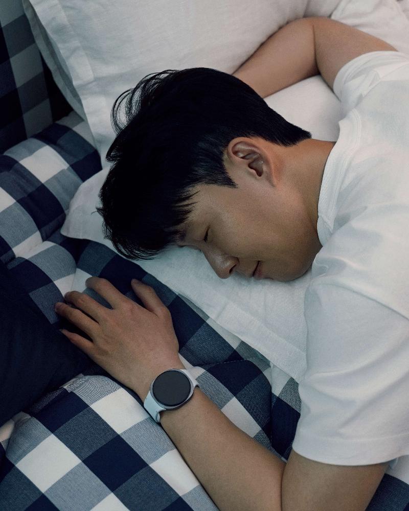 025-lifestyle-galaxy-watch8-graphite-sonny.jpg